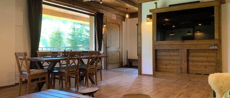 Apartment, 2 Bedrooms, Mountain View | Dining