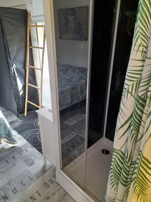 Fer et planche à repasser, accès Internet