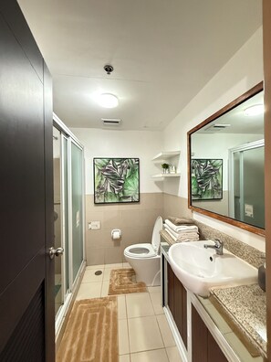 Doccia, asciugacapelli, bidet, asciugamani