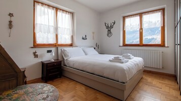 2 habitaciones, tabla de planchar con plancha, cunas y ropa de cama 