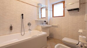 Apartment (2 Bedrooms) | Bathroom | Bidet, towels - Sertorelli 47 (Bormio)