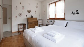 2 habitaciones, tabla de planchar con plancha, cunas y ropa de cama 