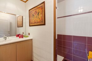 Douche, sèche-cheveux, serviettes fournies