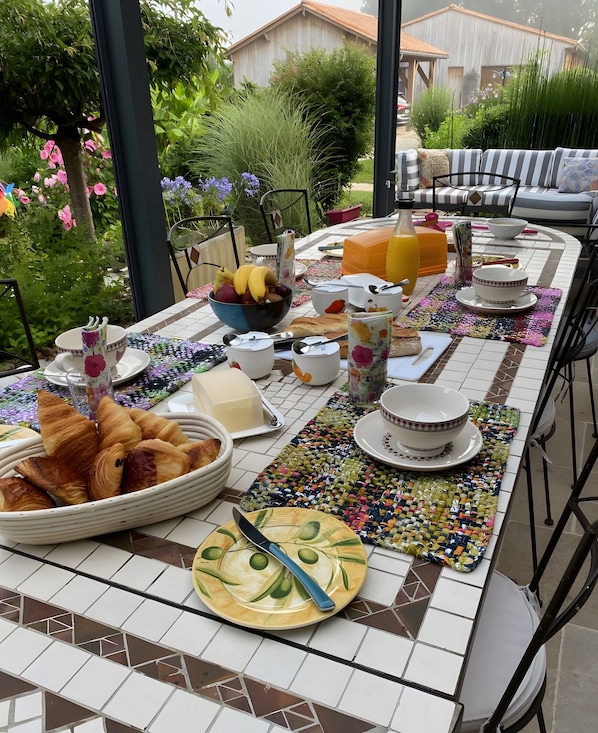 Outdoor dining - Africa Guest Room with Heated Pool – Vézère Valley (Sergeac)