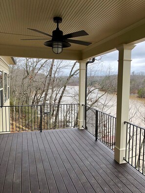 Terrace/patio - Lakefront house mins from the ARK! Private dock (Dry Ridge)