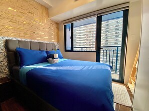 Leilighet – design, balkong, bassengutsikt | Dundyner, strykejern/-brett, wi-fi (inkludert) og sengetøy