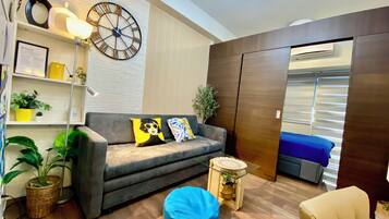 Leilighet – design, balkong, bassengutsikt | Oppholdsområde | En 50-tommers smart-TV med digitale kanaler samt Netflix