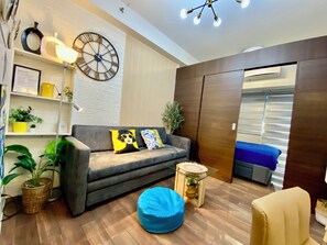 Leilighet – design, balkong, bassengutsikt | Oppholdsområde | En 50-tommers smart-TV med digitale kanaler samt Netflix