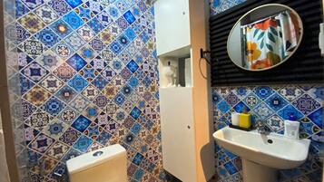 Leilighet – design, balkong, bassengutsikt | Bad | Dusj, toalettartikler (inkludert), hårføner og bidé