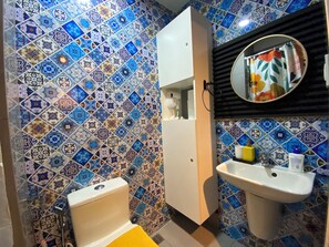 Leilighet – design, balkong, bassengutsikt | Bad | Dusj, toalettartikler (inkludert), hårføner og bidé