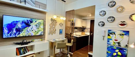 Design-huoneisto, parveke, näköala uima-altaalle | Oleskelualue | Älytelevisio, Netflix, suoratoistopalvelut