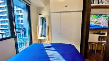 Leilighet – design, balkong, bassengutsikt | Dundyner, strykejern/-brett, wi-fi (inkludert) og sengetøy