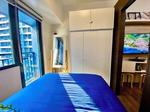 Design Condo, Balcony, Pool View | Down comforters, iron/ironing board, free WiFi, bed sheets - Smdc Air Residences (Makati)
