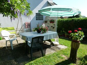 Outdoor dining - Gîte Les Mésanges (90200 - ROUGEGOUTTE)