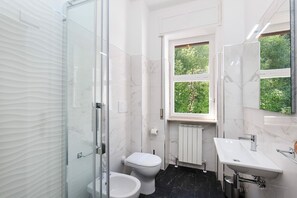 Regadera, secadora de cabello, bidet, toallas 