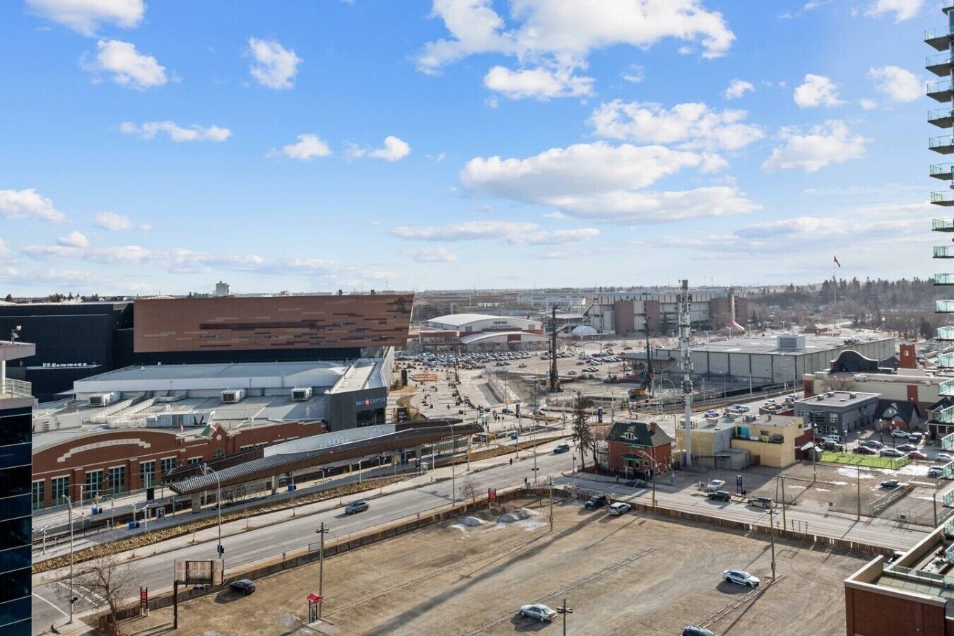 Un vaste complexe immobilier comprenant plusieurs bâtiments, un parking et un ciel dégagé.