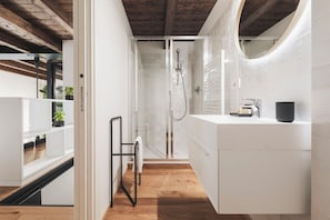 Shower, hair dryer, bidet - Apartment in Como with 4 bedrooms sleeps 8 (Como)