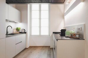 Kaffetrakter/tekoker, kjøleskap, mikrobølgeovn og kokeplater
