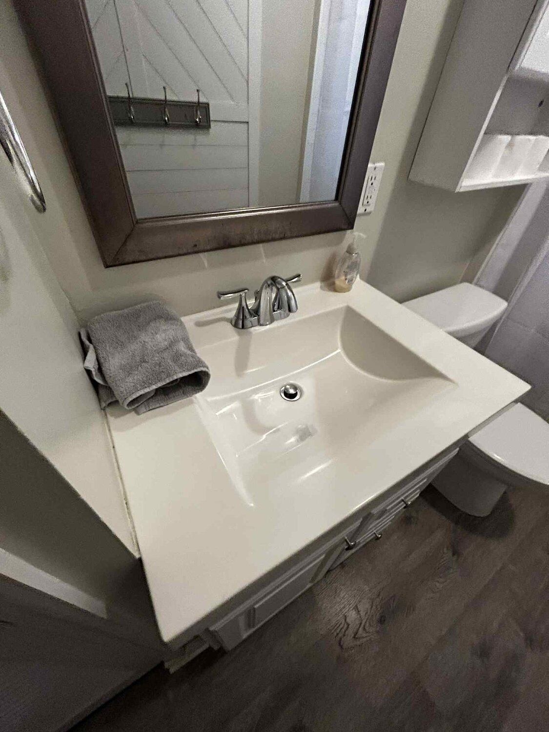 Een haardroger, handdoeken, shampoo, toiletpapier