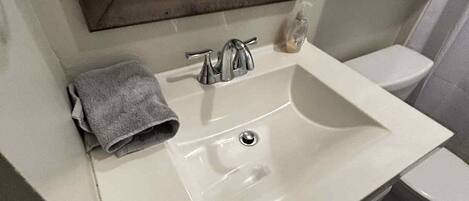Haartrockner, HandtĂŒcher, Shampoo, Toilettenpapier