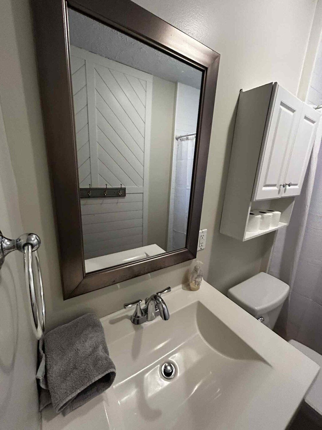 Een haardroger, handdoeken, shampoo, toiletpapier