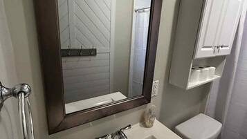 Een haardroger, handdoeken, shampoo, toiletpapier