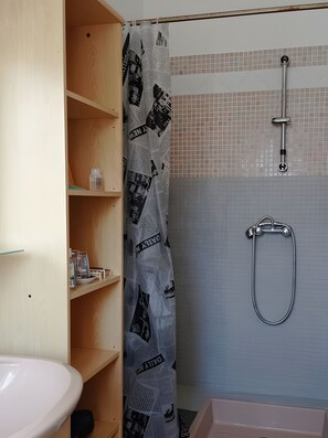 Shower - Spacious Family Holiday Home with Mountain Views in Saint-Rome de Tarn (Saint-Rome de Tarn)