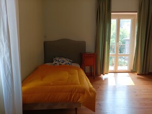 Iron/ironing board, WiFi - Spacious Family Holiday Home with Mountain Views in Saint-Rome de Tarn (Saint-Rome de Tarn)