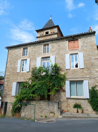 外観. Spacious Family Holiday Home with Mountain Views in Saint-Rome de Tarn