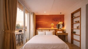 Ein Schlafzimmer mit einem großen Bett, einem Nachttisch, einem Spiegel und einem Regal mit Dekoration.