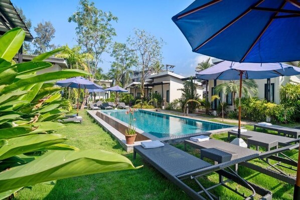 Outdoor pool - La Casa Bangtao Resort (Choeng Thale)