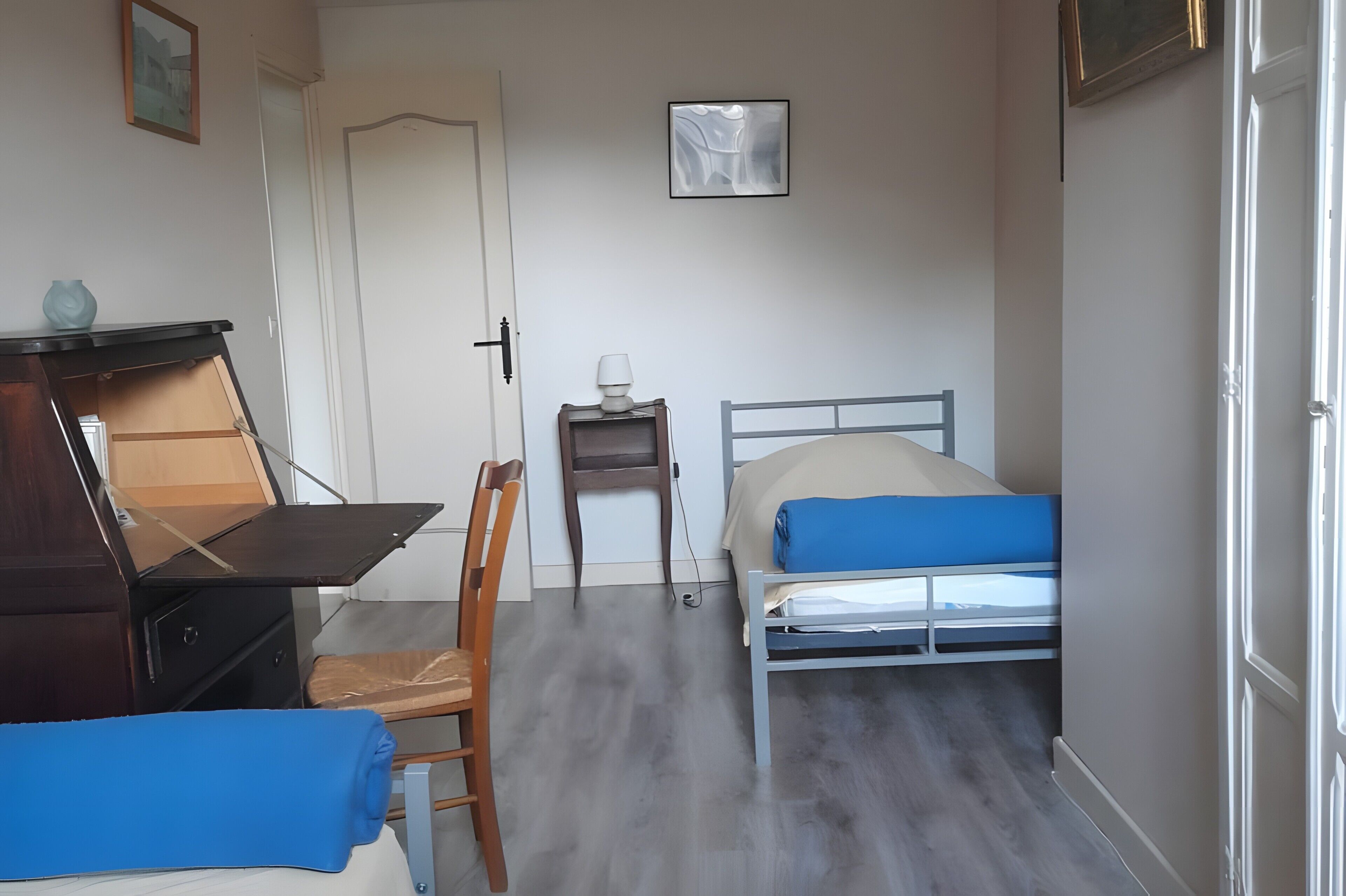 Silitysrauta/-lauta, Wi-Fi, vuodevaatteet