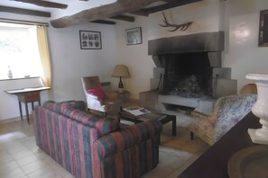 Een televisie, een open haard en een tafeltennistafel