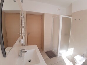 Shower, hair dryer, bidet, soap - Apartment Ninfea with beatiful lake view (Veneto)