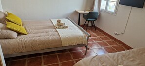 Quarto triplo família, para não fumantes, vista para a cidade | Wi-Fi de cortesia