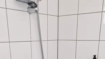 Kamar Triple Keluarga, Bebas Asap Rokok, pemandangan kota | Kamar mandi | Shower, handuk, sabun, dan sampo