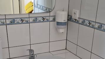 Family Triple Room, Non Smoking, City View | Bathroom | Shower, towels, soap, shampoo
