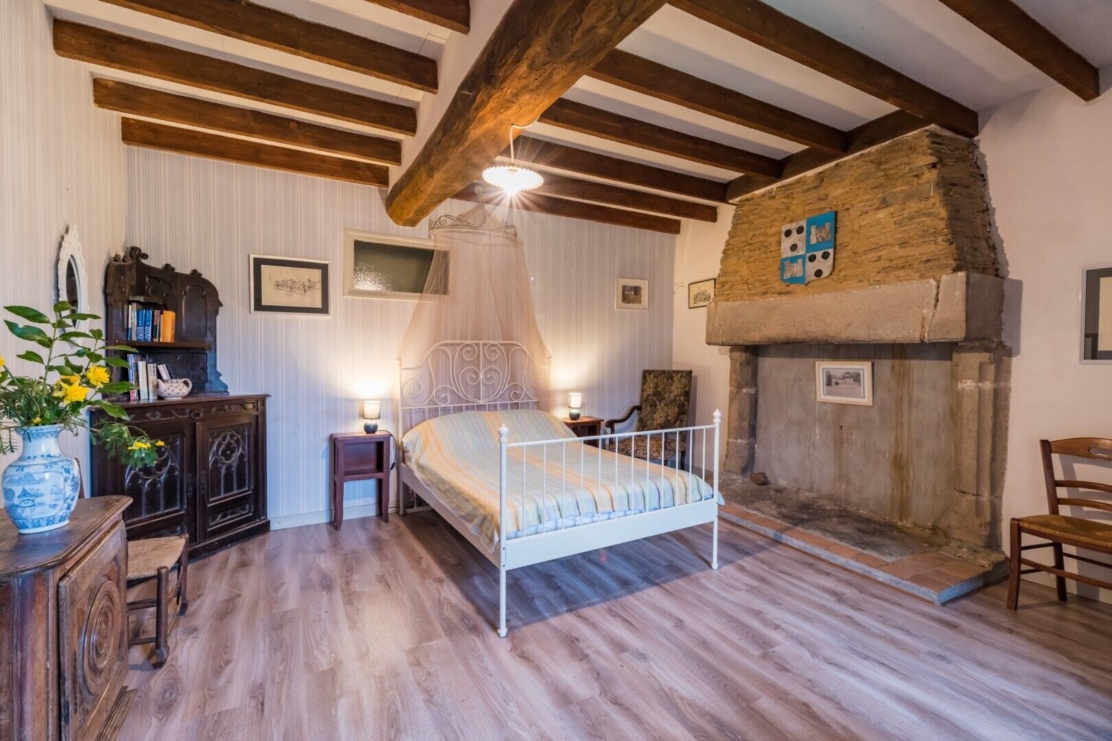 Tabla de planchar con plancha, wifi y ropa de cama 