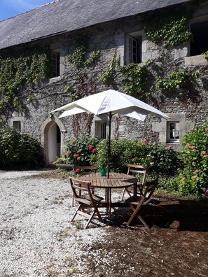 Outdoor dining - Holiday Home 'Le Vieux Manoir' with Private Garden and Wi-Fi (Trédarzec)