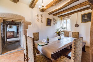 Dining - Holiday Home 'Le Vieux Manoir' with Private Garden and Wi-Fi (Trédarzec)