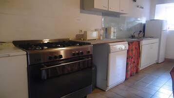 Een koelkast, een magnetron, een oven, een kookplaat