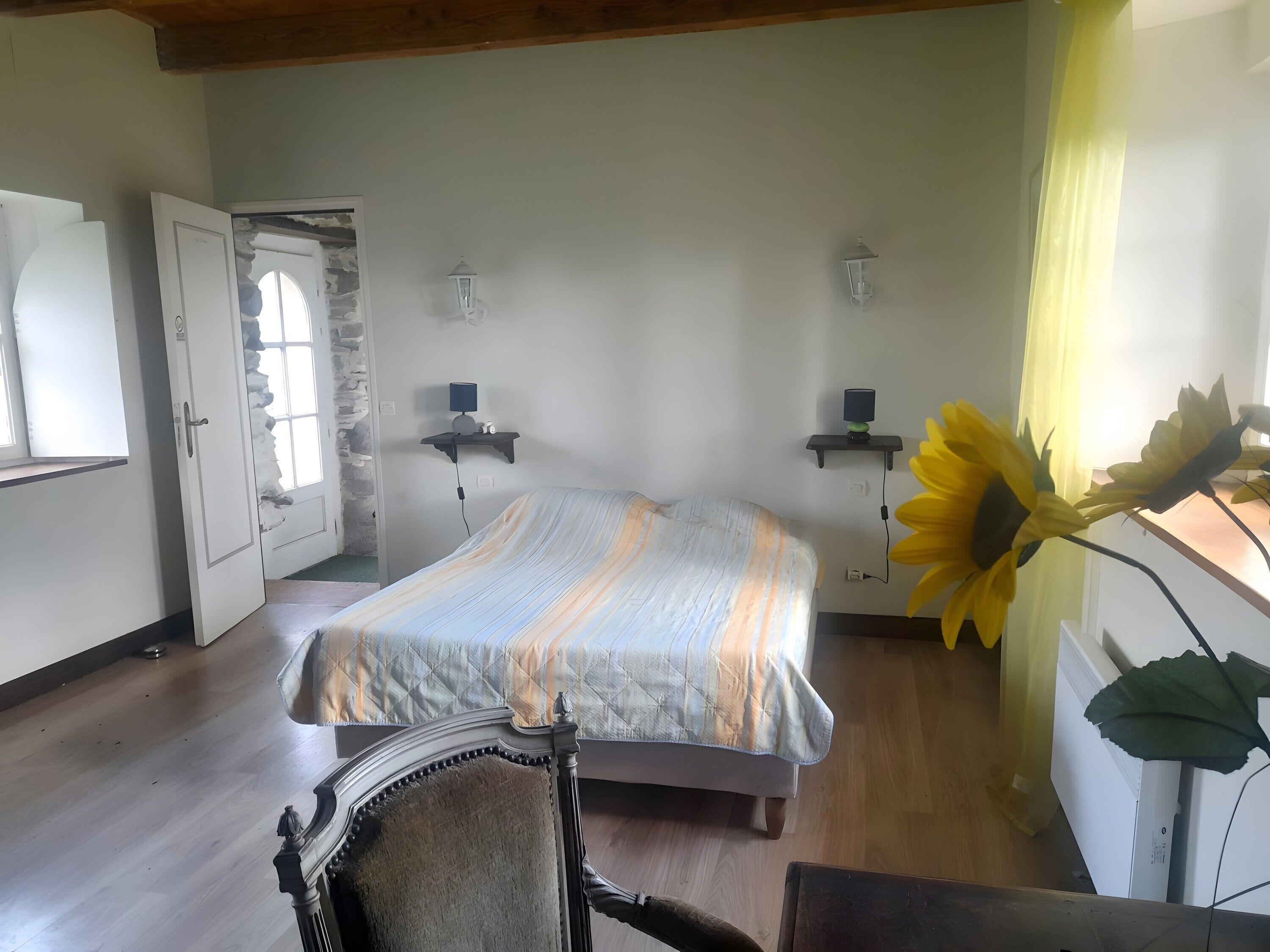 Tabla de planchar con plancha, wifi y ropa de cama 