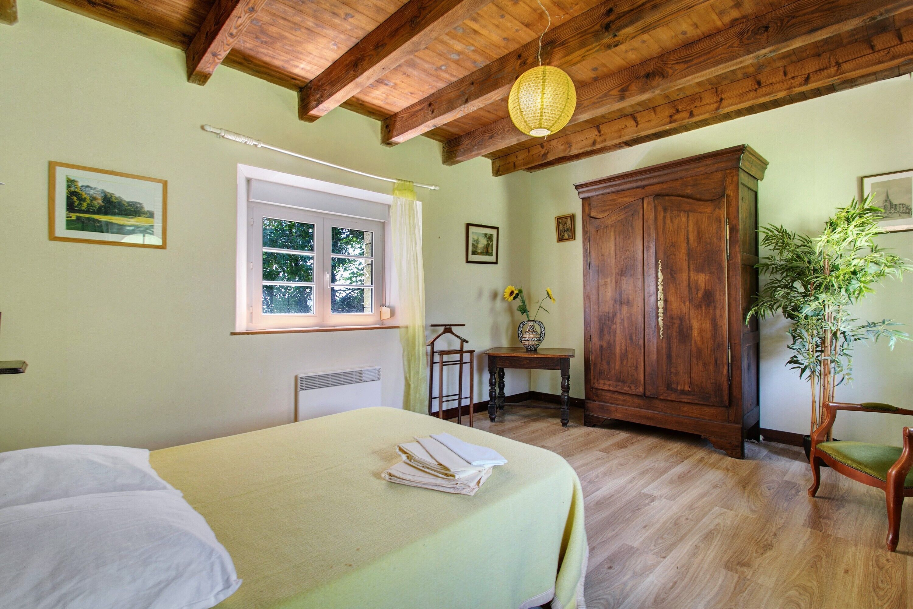 Tabla de planchar con plancha, wifi y ropa de cama 