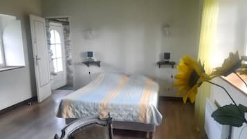 Iron/ironing board, WiFi, bed sheets