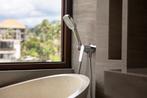 مجففات شعر، خف للقدمين، مناشف، صابون