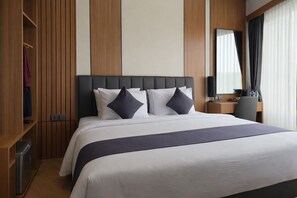 Escriptori i planxa i posts de planxar 