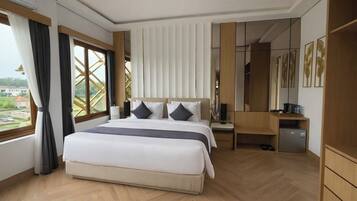 Suíte, vista para o jardim | Escrivaninha, ferros/tábuas de passar roupa