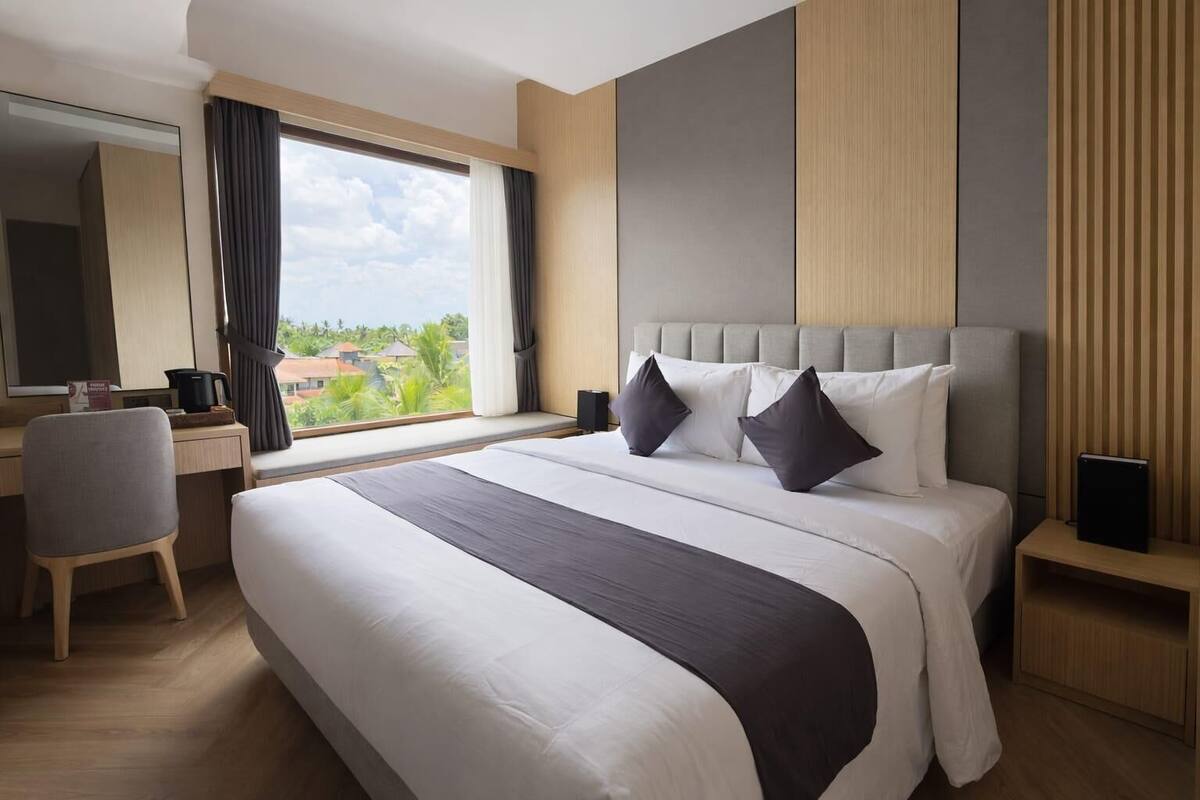 مكتب ومكواة/لوح كي