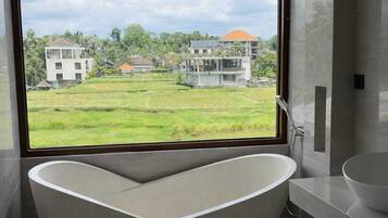 Secador de cabelo, chinelos, toalhas de banho, sabonete