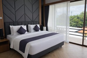 مكتب ومكواة/لوح كي